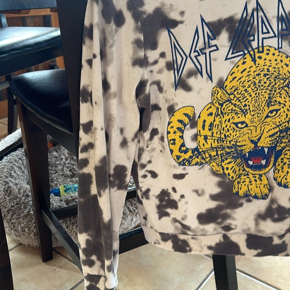 Def Leppard Sweatshirt USED . Worn but looks comphy - Picture 5 of 7